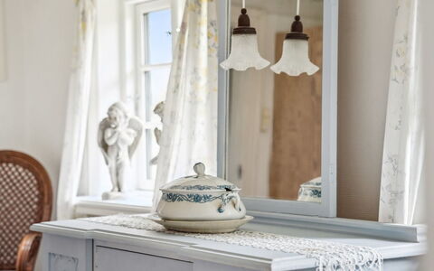 Jule - 1.5Km from the Sea: Meubles, Design Intérieur, Éclairage, Pièce, Porcelaine, Miroir, Tiroir, Matériau Naturel, Lampe