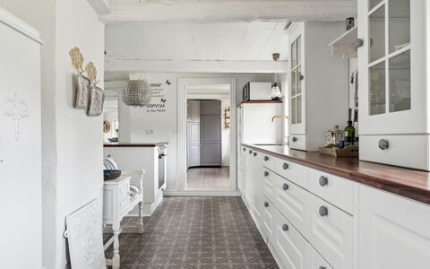 Jule - 1.5Km from the Sea: Sol, Cabinetry, Design Intérieur, Bois, Cuisine, Sol, Comptoir, Tiroir, Plafond, Domicile