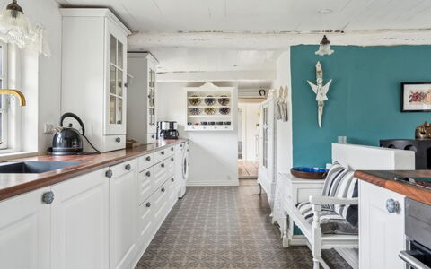Jule - 1.5Km from the Sea: Cabinetry, Cuisine, Sol, Design Intérieur, Comptoir, Meubles, Domicile, Placard, Sol, Tiroir