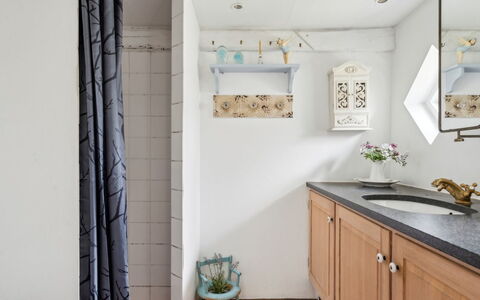 Jule - 1.5Km from the Sea: Design Intérieur, Mur, Sol, Sol, Luminaire Plomberie, Éclairage, Pièce, Salle De Bains, Domicile, Armoire De Toilette