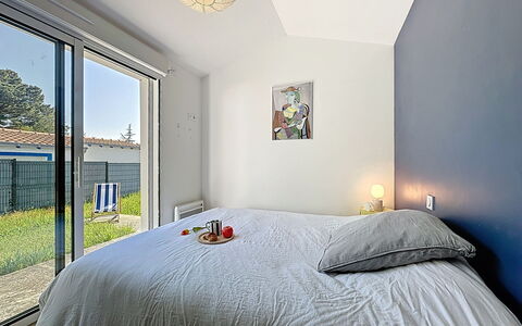 L'Ecluse: Chambre, Mur, Lit, Design Intérieur, Drap De Lit, Plafond, Literie, Meubles, Domicile, Linge
