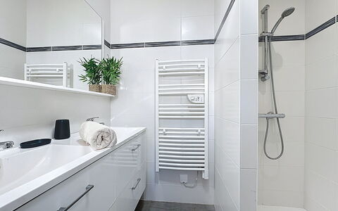 L'Ecluse: Luminaire Plomberie, Salle De Bains, Sol, Design Intérieur, Sol, Robinet, Plomberie, Évier, Tuile, Toilette
