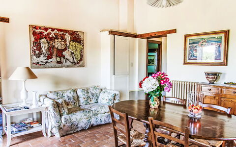 Agriturismo Belvedere delle Crete: Meubles, Design Intérieur, Sol, Table, Bois, Chaise, Sol, Pièce, Salle À Manger, Éclairage