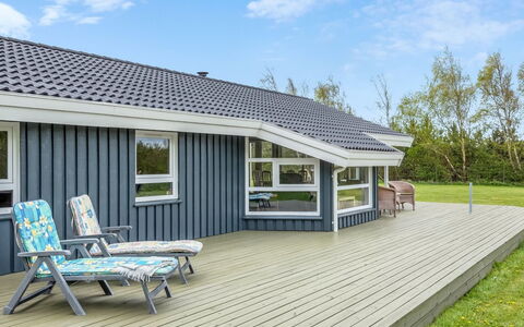 Aswaldi - 1.5Km from the Sea: Bois, Jardin, Arrière-Cour, Lot Terre, Domicile, Toit, Ombre, Plate-Forme, Dur, Cour