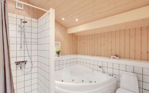 Aswaldi - 1.5Km from the Sea: Design Intérieur, Luminaire Plomberie, Sol, Bois, Sol, Baignoire, Salle De Bains, Plafond, Pièce, Plomberie