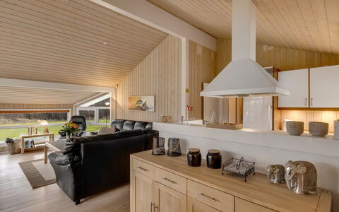 Aswaldi - 1.5Km from the Sea: Design Intérieur, Meubles, Sol, Bois, Plafond, Luminaire, Sol, Pièce, Cuisine, Parquet