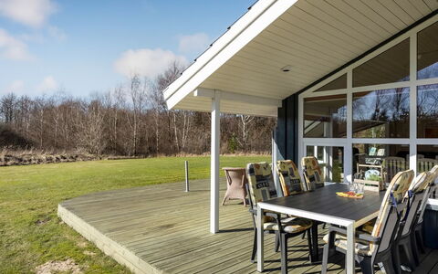 Aswaldi - 1.5Km from the Sea: Bois, Porche, Domicile, Porte, Ombre, Dur, Chalet, Biens, Plate-Forme, Tache De Bois