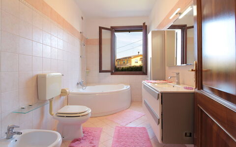 Villa Camerini, Nature, Bikes and Beaches: Salle De Bains, Luminaire Plomberie, Sol, Design Intérieur, Sol, Lavabo, Évier, Robinet, Toilette, Plomberie