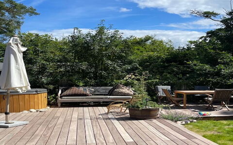 Hoat - 250M from the Sea: Bois, Parquet, Dur, Plate-Forme, Pot De Fleur, Mobilier De Jardin, Meubles, Tache De Bois, Planche, Jardin