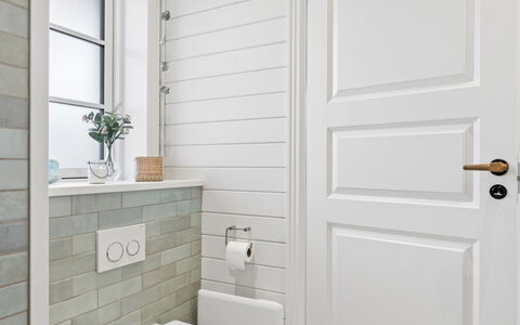 Hoat - 250M from the Sea: Mur, Sol, Bois, Sol, Design Intérieur, Domicile, Salle De Bains, Porte, Luminaire Plomberie, Pièce