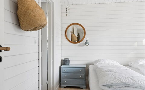 Hoat - 250M from the Sea: Bois, Chambre, Design Intérieur, Éclairage, Sol, Sol, Plafond, Meubles, Linge, Lit