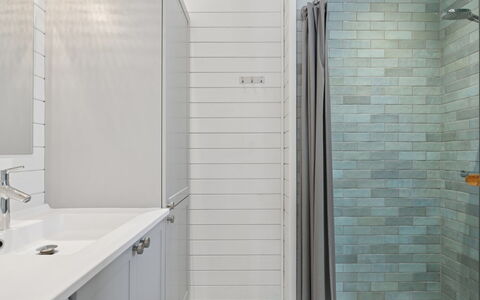 Hoat - 250M from the Sea: Sol, Mur, Design Intérieur, Sol, Salle De Bains, Luminaire Plomberie, Tuile, Plafond, Armoire De Toilette, Plomberie
