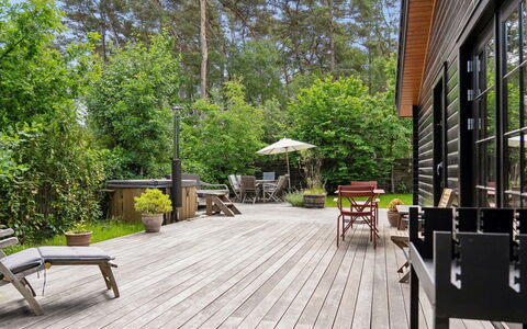 Hoat - 250M from the Sea: Bois, Parquet, Porche, Dur, Meubles, Mobilier De Jardin, Plate-Forme, Domicile, Planche, Porte