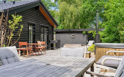 Hoat - 250M from the Sea: Bois, Meubles, Mobilier De Jardin, Arbuste, Domicile, Chalet, Jardin, Chaise, Siding, Tableau De Plein Air