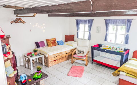 Roubenka U Potoka: Meubles, Design Intérieur, Pièce, Sol, Sol, Textile, Éclairage, Domicile, Coussin, Chambre