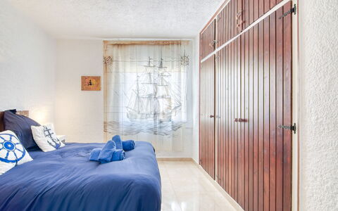 Sant Mori: Chambre, Design Intérieur, Lit, Meubles, Mur, Sol, Bois, Sol, Plafond, Drap De Lit