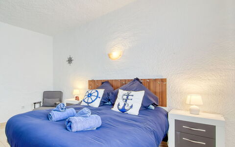 Sant Mori: Meubles, Design Intérieur, Lit, Chambre, Drap De Lit, Literie, Bois, Plafond, Linge, Sol