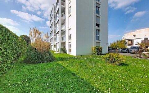 Le Colibri: Bâtiment, Zone Résidentielle, Appartement, Arbuste, Condominium, Domicile, Banlieue, Pelouse, Biens