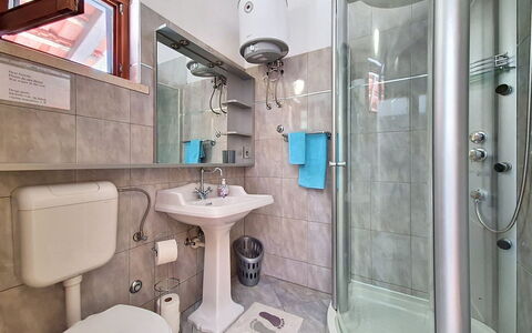 Blue: Luminaire Plomberie, Design Intérieur, Évier, Lavabo, Sol, Sol, Salle De Bains, Pièce, Plomberie, Robinet