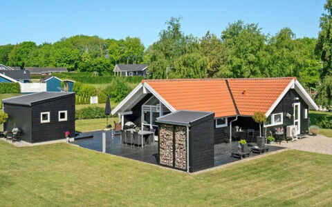 Ognen - 300M from the Sea: Maison, Domicile, Toit, Chalet, Biens, Pelouse, Siding, Batiments Jardin, Cour, Aménagement Paysager