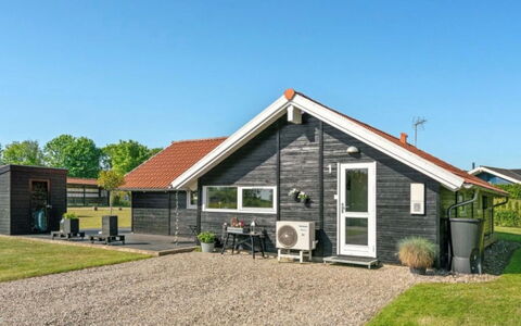 Ognen - 300M from the Sea: Maison, Domicile, Toit, Chalet, Siding, Ferme, Batiments Jardin, Planche