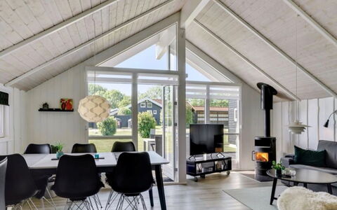 Ognen - 300M from the Sea: Bois, Plafond, Design Intérieur, Domicile, Sol, Meubles, Salon, Parquet, Chaise, Table Cuisine Et Salle A Manger