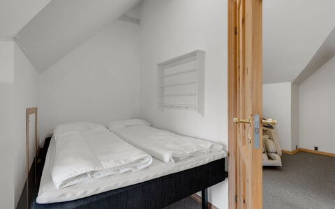 Blaguna - 9Km to the Fjord: Bois, Design Intérieur, Chambre, Sol, Plafond, Sol, Lit, Literie, Pièce, Drap De Lit