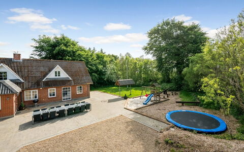 Blaguna - 9Km to the Fjord: Paysage, Maison, Domicile, Lot Terre, Chalet, Pelouse, Biens, Jardin, Ombre, Cour