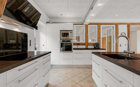 Blaguna - 9Km to the Fjord: Cuisine, Sol, Comptoir, Design Intérieur, Bois, Plafond, Appareil De Cuisine, Luminaire, Sol, Cabinetry