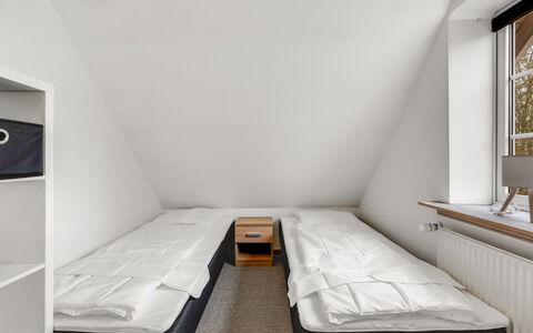 Blaguna - 9Km to the Fjord: Chambre, Bois, Lit, Sol, Sol, Design Intérieur, Literie, Drap De Lit, Plafond, Cadre De Lit