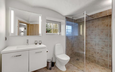 Blaguna - 9Km to the Fjord: Salle De Bains, Sol, Luminaire Plomberie, Design Intérieur, Sol, Lavabo, Évier, Armoire De Toilette, Plafond, Robinet
