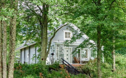 Aurinko Vanaja: Feuille, Arbre, Bâtiment, Branche, Vert, La Nature, Fenêtre, Maison, Bois