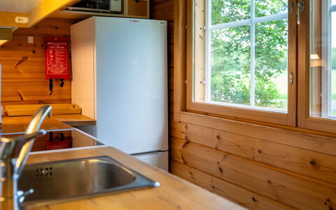 Aurinko Vanaja: Bois, Sol, Design Intérieur, Sol, Évier, Tache De Bois, Cuisine, Pièce, Robinet, Luminaire Plomberie