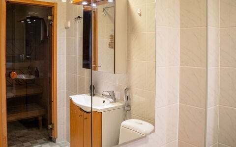 Aurinko Vanaja: Luminaire Plomberie, Salle De Bains, Lavabo, Sol, Mur, Sol, Design Intérieur, Évier, Bois, Armoire De Toilette