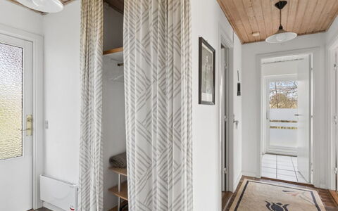 Paale - 395M from the Sea: Sol, Sol, Bois, Design Intérieur, Parquet, Plafond, Porte, Domicile, Pièce, Appartement