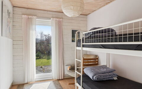 Paale - 395M from the Sea: Bois, Chambre, Sol, Sol, Lit, Design Intérieur, Meubles, Domicile, Literie, Cadre De Lit