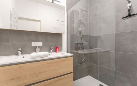 Parkville with Parking & Terrace: Sol, Luminaire Plomberie, Sol, Armoire De Toilette, Évier, Salle De Bains, Lavabo, Design Intérieur, Robinet, Plomberie