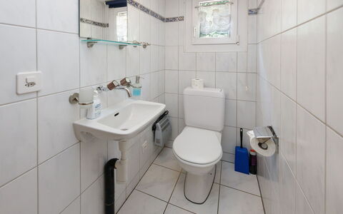 Haus Margrittli: Salle De Bains, Siège De Toilette, Lavabo, Luminaire Plomberie, Toilette, Évier, Sol, Robinet, Sol, Design Intérieur