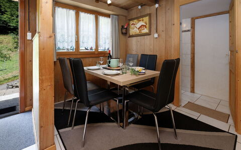 Haus Margrittli: Meubles, Design Intérieur, Bois, Sol, Plafond, Pièce, Sol, Éclairage, Table, Cuisine