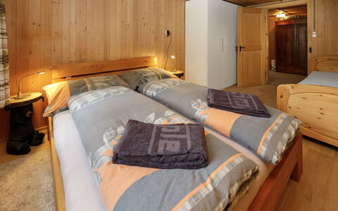 Haus Margrittli: Bois, Design Intérieur, Meubles, Plafond, Sol, Sol, Pièce, Chambre, Lit, Dur