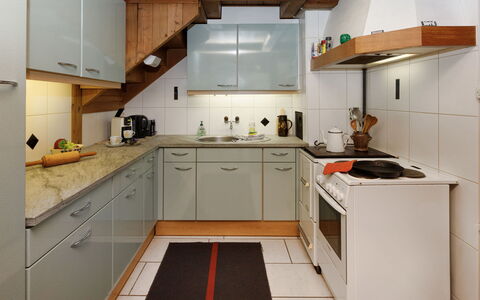 Haus Margrittli: Cuisine, Comptoir, Appareil De Cuisine, Sol, Cabinetry, Bois, Design Intérieur, Principaux Appliance, Sol, Plafond
