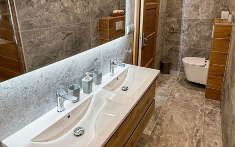 Vilém: Sol, Bois, Luminaire Plomberie, Sol, Armoire De Toilette, Évier, Lavabo, Design Intérieur, Plomberie, Salle De Bains