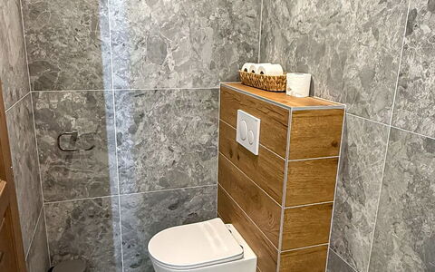 Vilém: Sol, Sol, Tuile, Luminaire Plomberie, Plomberie, Salle De Bains, Marbre, Matériau Naturel, Armoire De Toilette