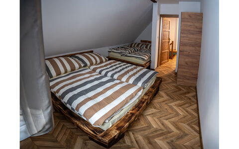 Vilém: Bois, Chambre, Sol, Sol, Lit, Literie, Design Intérieur, Drap De Lit, Meubles, Marron