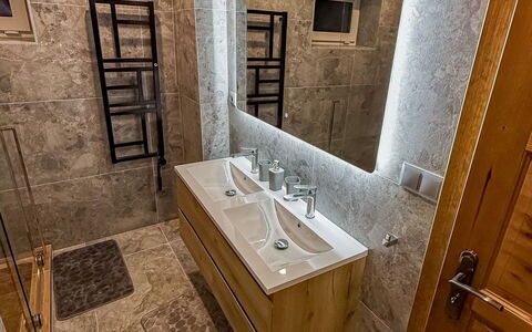 Vilém: Sol, Luminaire Plomberie, Sol, Plomberie, Évier, Robinet, Lavabo, Tuile, Salle De Bains, Miroir