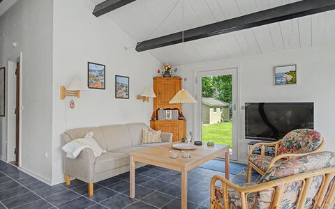 Pascal - 175M from the Sea: Porte, Chalet, Chaise, Dur, Tache De Bois, Porche, Mobilier De Jardin, Planche, Siding, Salon