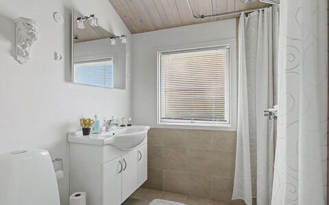 Pascal - 175M from the Sea: Luminaire Plomberie, Salle De Bains, Design Intérieur, Évier, Sol, Sol, Plafond, Robinet, Lavabo, Armoire De Toilette