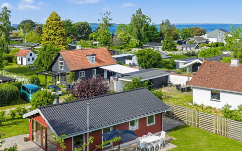 Pascal - 175M from the Sea: Zone Résidentielle, Maison, Domicile, Toit, Paysage, Banlieue, Chalet, Biens, Aménagement Paysager, Eco Hôtel