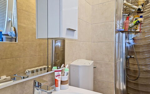 Ivanka: Salle De Bains, Luminaire Plomberie, Évier, Design Intérieur, Mur, Sol, Sol, Lavabo, Robinet, Plomberie