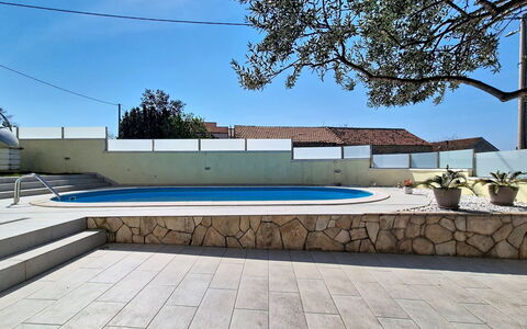 Ivanka: Piscine, Appartement, Recours, Balcon, Condominium, Ombre, Eco Hôtel, Hôtel, Ville Resort